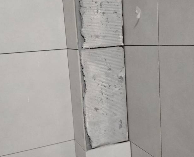 从化瓷砖空鼓维修公司分享下瓷砖施工前基层浇水润湿程度不足，可能导致以下问题